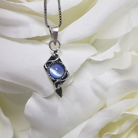 Moonstone Delicate Vintage Pendant Necklace in 925 Silver - Picture 2 of 4